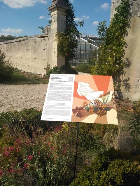 Illustrated information panel installed at the foot of a wall in the Potager du Roi