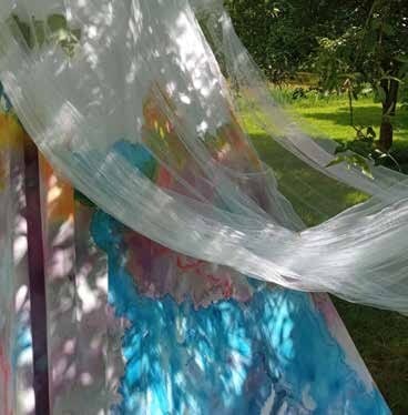 Voile transparent soulevé par le vent au-dessus du tissu peint