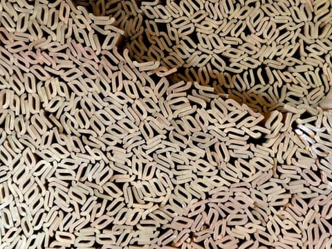 Gros plan sur des centaines de petites pièces de céramique