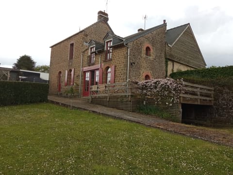 Maison en pierre et pelouse avant les travaux