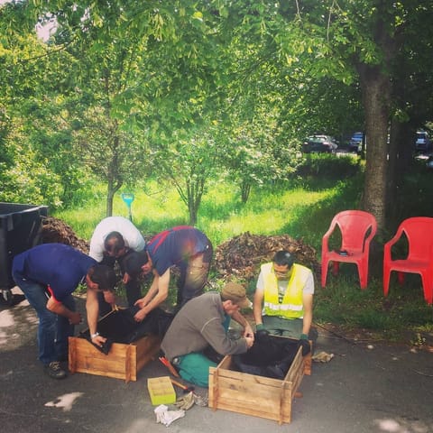 Groupe de stagiaires remplissant des bacs en bois