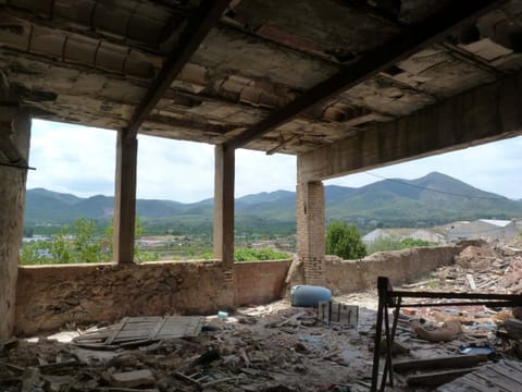Bâtiments de l’usine et cour encombrée de débris