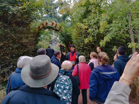 Alice Stevens commente une visite de jardin devant un groupe