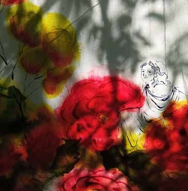 Détail du tissu peint traversé par la lumière : fleurs rouges et visage dessiné
