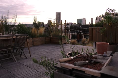 Coin repas et bacs plantés sur la terrasse
