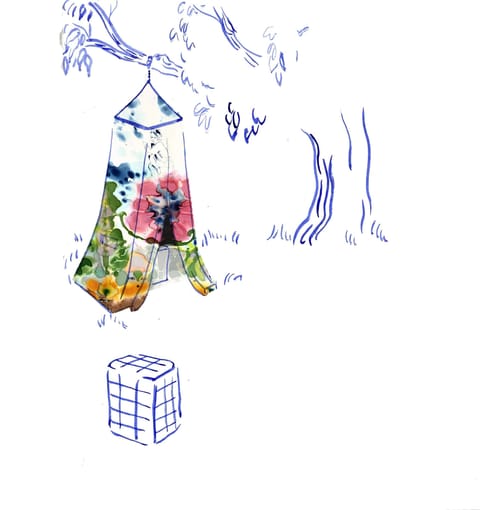 Croquis à l’encre bleue d’une tente peinte suspendue à un arbre, avec une assise cubique