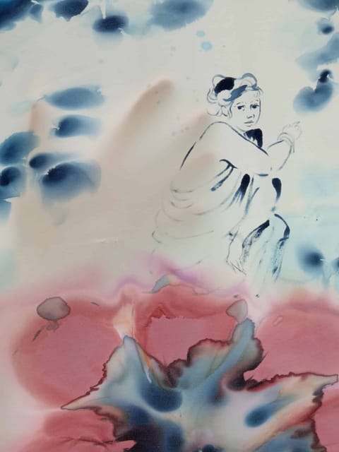 Détail du tissu : silhouette de statue dessinée au-dessus de taches d’encre bleues et roses