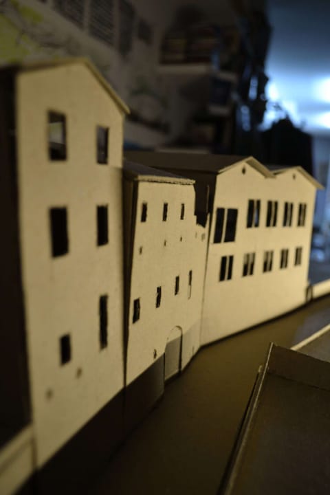 Façades de la maquette en carton éclairées dans la pénombre