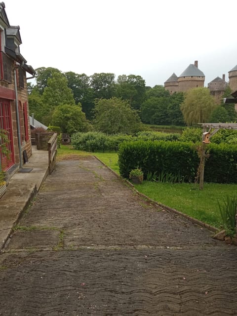 Allée pavée entre pelouse et haie