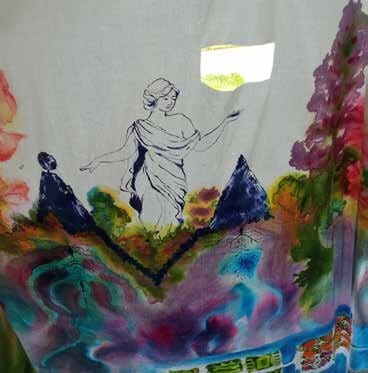 Détail du tissu peint : statue dessinée au-dessus de montagnes colorées